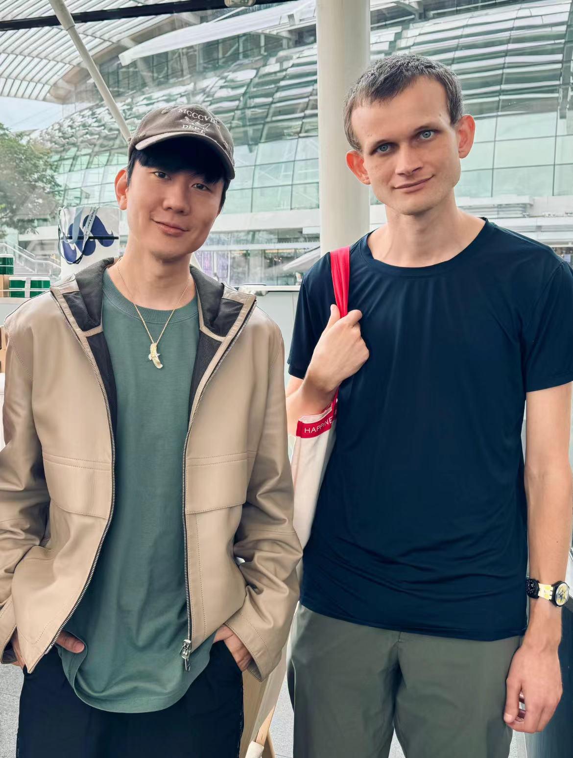 林俊傑在社群媒體發布與以太坊聯合創始人Vitalik Buterin合影