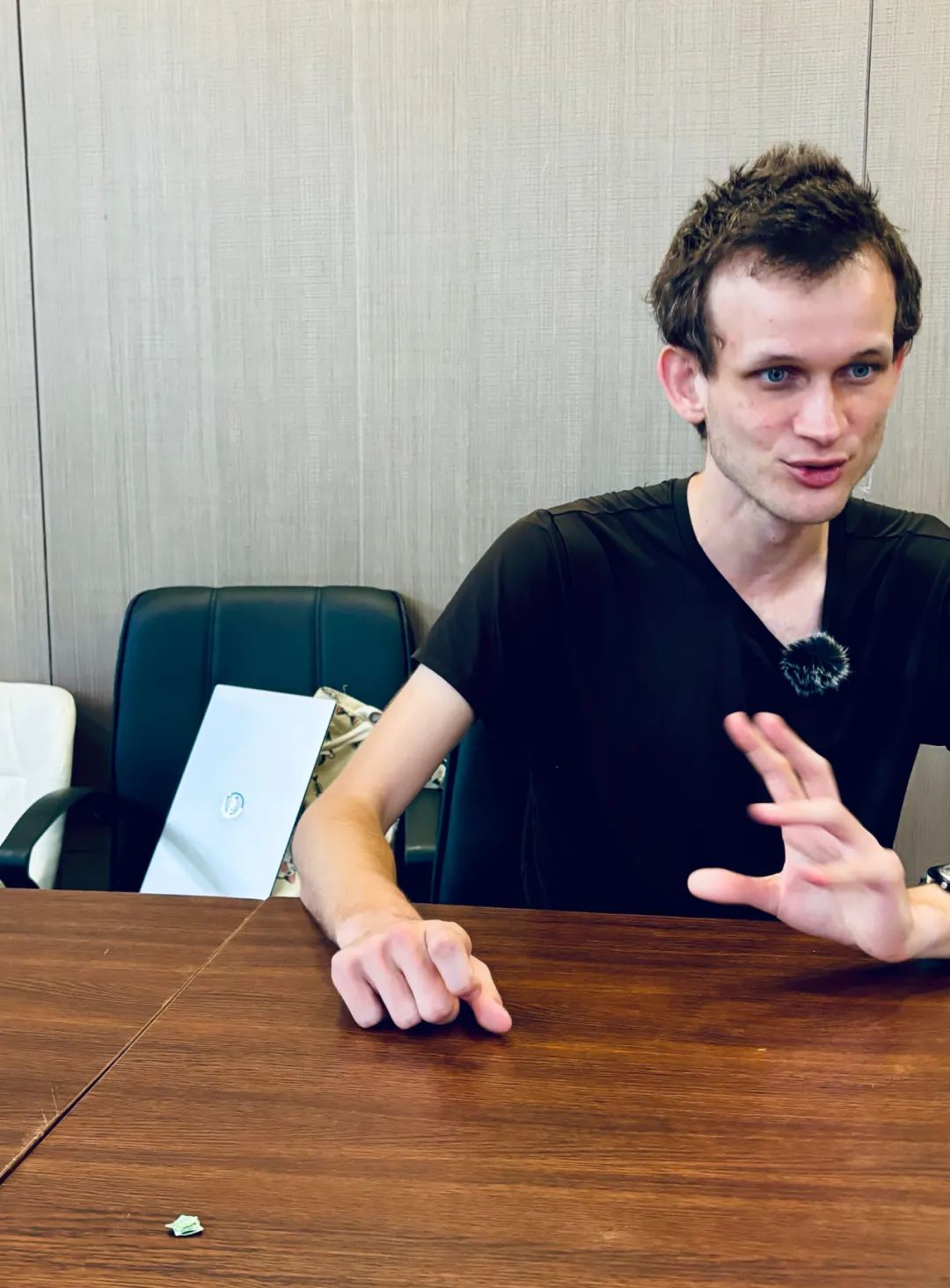 对话以太坊Vitalik：AI很好，但不能让它主宰我们的世界